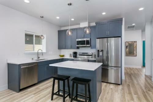 Casa Del Viento--hot Tub, Grill, Modern Triple Ensuite!