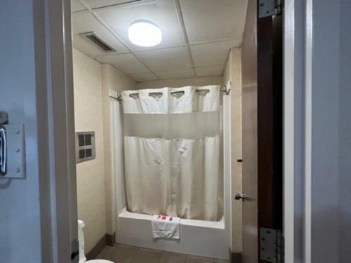 Hotel Posh Inn & Suites