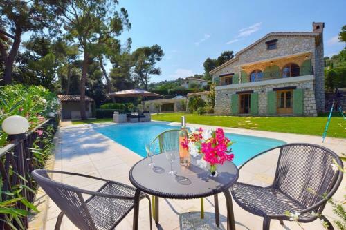 Charming Villa With Swimming Pool