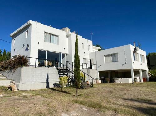 Casa Moderna Rodeada De Sierras