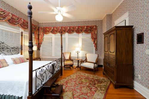 Posada Captain Henderson House