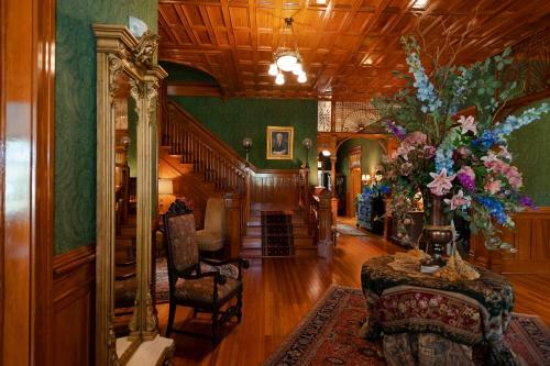 Posada Captain Henderson House
