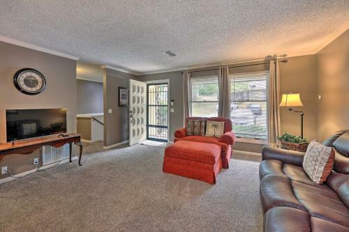 Central Hot Springs Village Retreat With Deck!