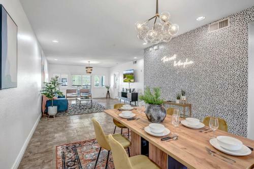 Vacation Condo W Pool Games & Golf Course