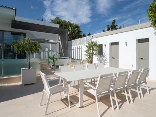 Lumineuse Villa Moderne Avec Piscine Chauff�e