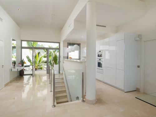 Lumineuse Villa Moderne Avec Piscine Chauff�e
