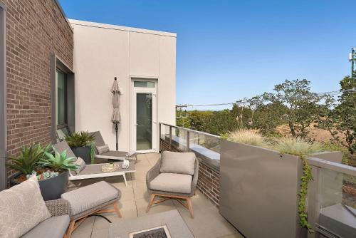 Oak Bay Executive Penthouse