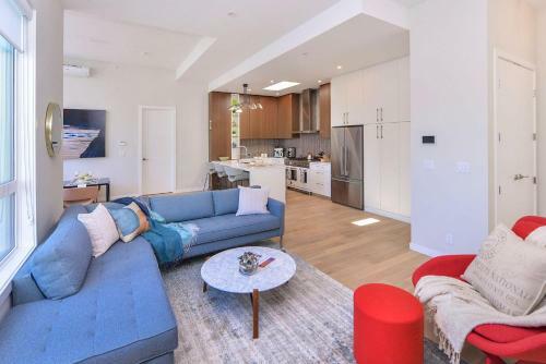 Oak Bay Executive Penthouse