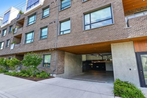 Oak Bay Executive Penthouse