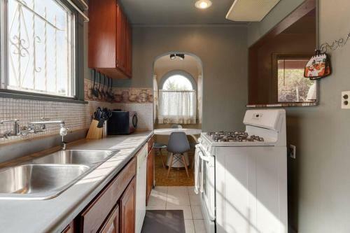 Cheerful 4 Bedroom With Guesthouse