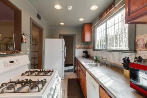 Cheerful 4 Bedroom With Guesthouse