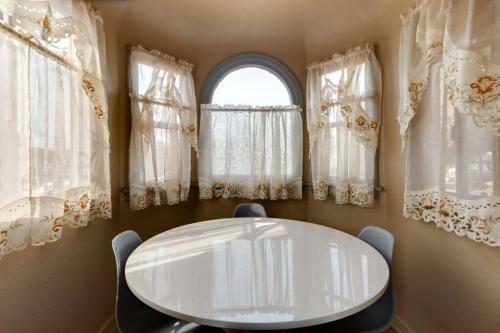 Cheerful 4 Bedroom With Guesthouse