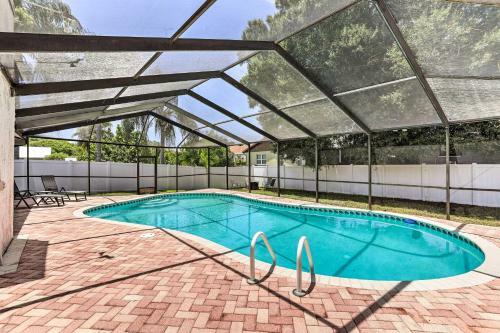 Largo Retreat With Backyard Oasis Walk To Lake