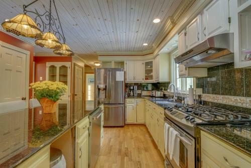 Maine Estate Home With Backyard Pool!