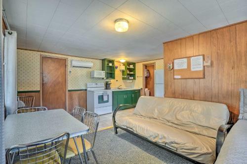 Lakefront Reeds Spring Cabin With Deck And Pool!