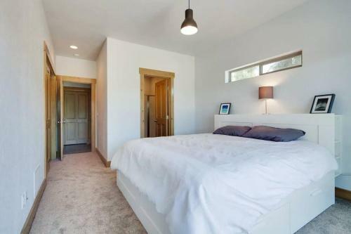 Dream Mountain Lake House! 2 King Master Bedrooms!
