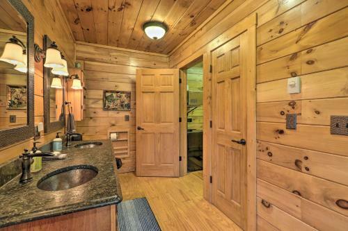 Rustic Boone Abode With Private Yard And Hot Tub!