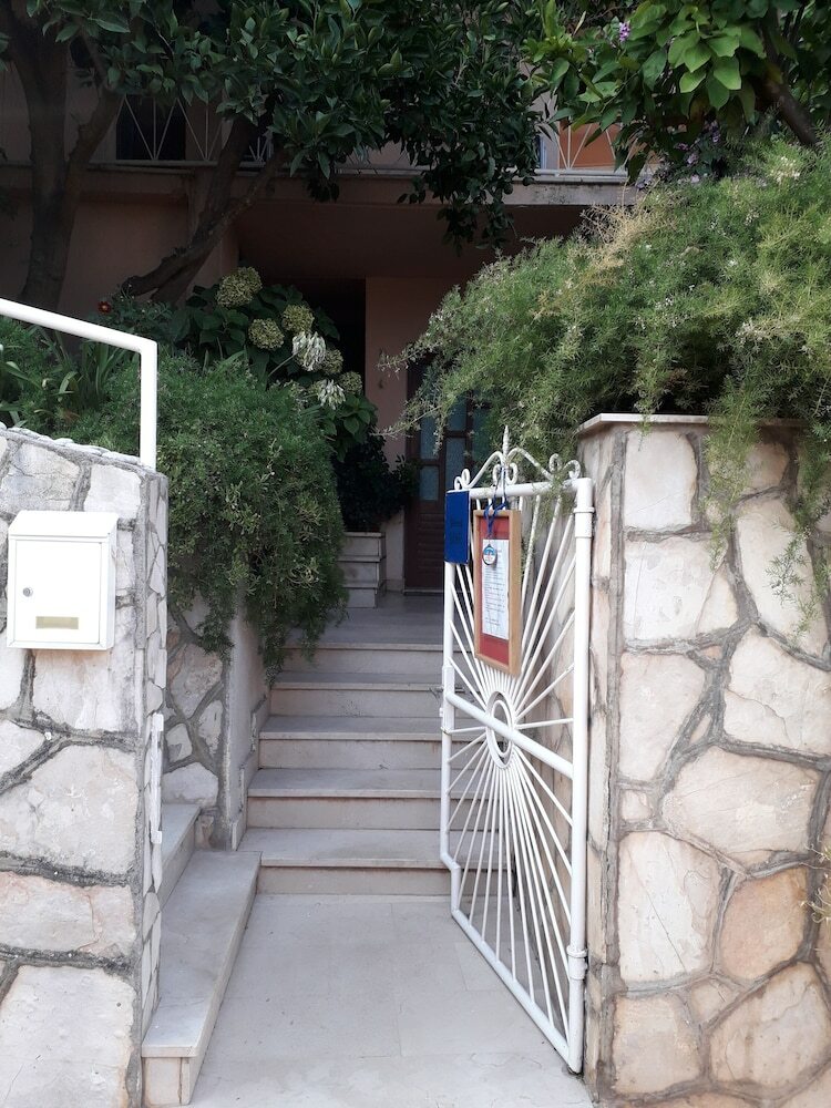 Hostal Guest House Roza