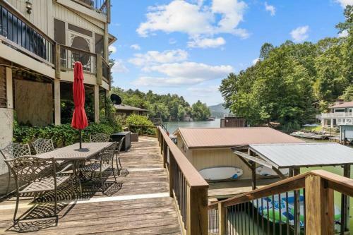Lakefront Home W/ Mountain Views -boating & Kayaks