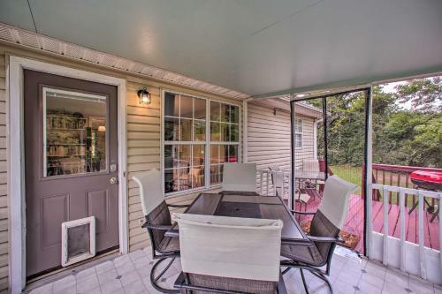 Greenville Cottage With Private Backyard And Deck