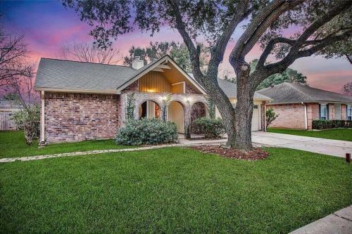 Cheerful 3 Bd / 2 Ba Bungalow Close To I-10 & 99