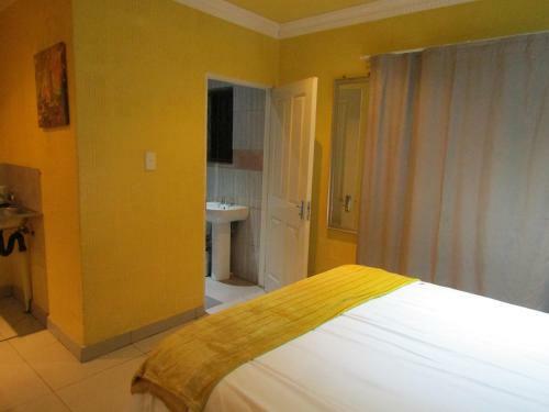 Hostal Phomolong Guest House Soweto