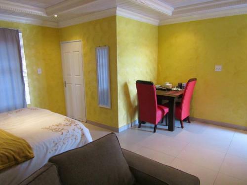 Hostal Phomolong Guest House Soweto