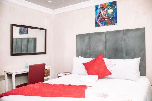 Hostal Phomolong Guest House Soweto