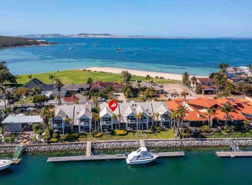 Villa The Blacklighters-waterfront Retreat