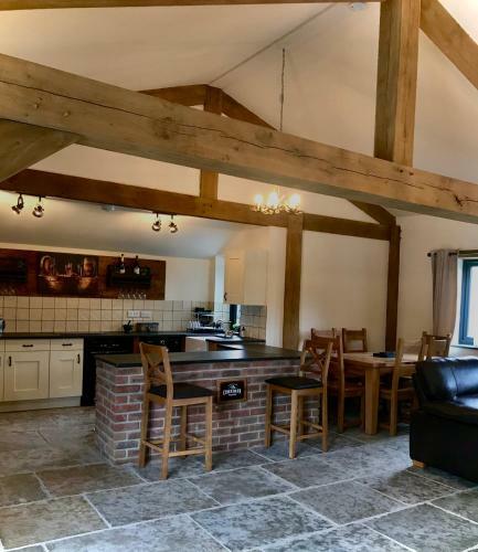 Trelaske Mill Cider Barn-with Hot Tub, Fire Pit Bbq