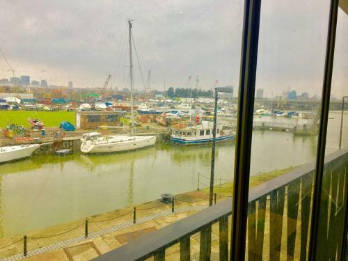 London Excel 2 Bedrooms River View Apartment