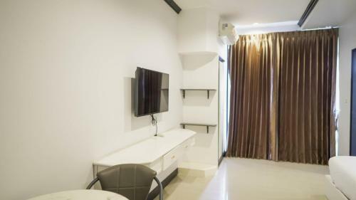 Hotel Roomquest Nichada Isb International