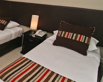 De La Plaza Hotel