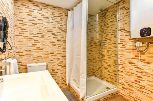 Hostal Laramond Barcelona Rooms