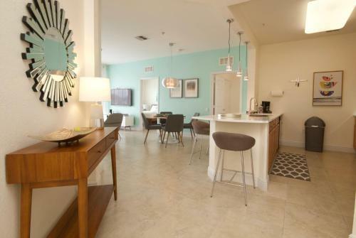 Stylish ! New Penthouse Gem Near All Parks & Conventions