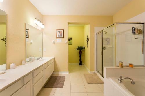 3br 2bath Condo Balcony 5min Conv Center 2087ft