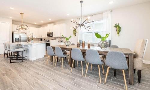 Dazzling 8 Bdrm Home With Putting Green At Encore