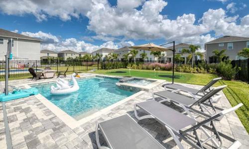 Dazzling 8 Bdrm Home With Putting Green At Encore