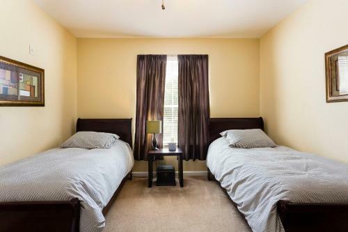 4br 2bath Condo Balcony 5min Conv Center 2020ft