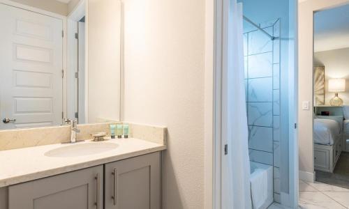 Refined 5 Bdrm Home With Themed Bedroom At Encore