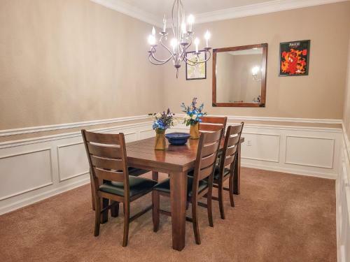 3br 2bath Condo Balcony 5min Conv Center 1410ft
