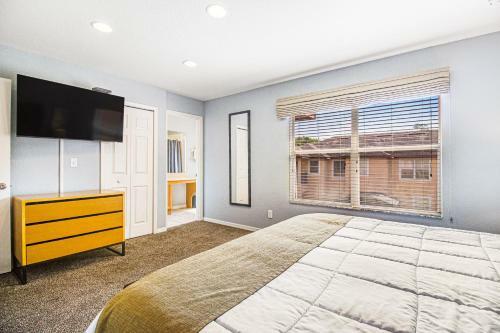 Modern Retreat At Regal Oaks Resort