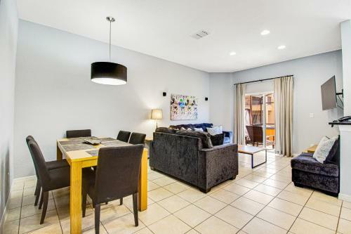 Modern Retreat At Regal Oaks Resort
