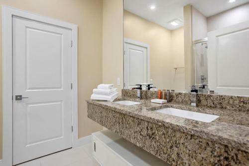4 Bedroom- 4,5 Bathroom Magic Village 3239 Ba