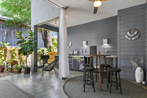 Peacock Suite. Centrally Located. Amazing Outdoor Space.