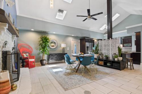 Peacock Suite. Centrally Located. Amazing Outdoor Space.