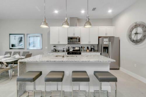 5 Bedrooms - 6 Bathrooms - Summerville 2650 Ss