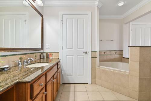 7673 - Beautiful 3 Bedroom Apartment
