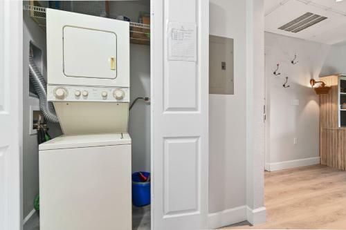 7673 - Beautiful 3 Bedroom Apartment