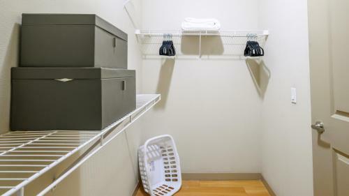 Modern Apartment In Prime Location Id8210x91